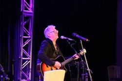 Alan Frew entertains the YC crowd!