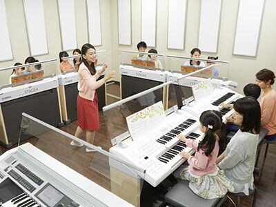 ──Pourquoi pensez-vous que les adultes qui ont fréquenté l'École de musique Yamaha dans leur enfance se sentent heureux ?
