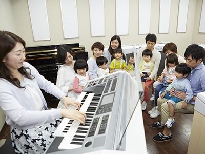 ──Quels sont les objectifs des cours collectifs de l'École de musique Yamaha ?
