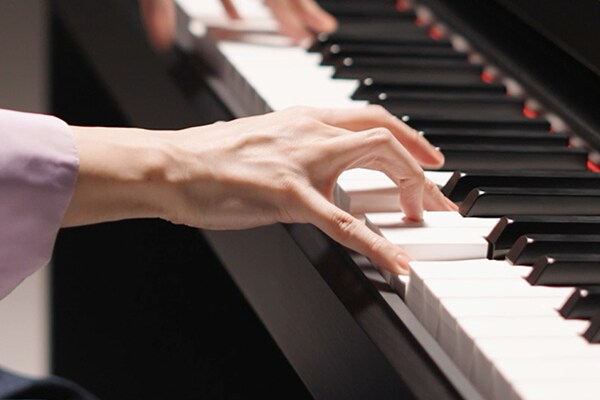 Mains jouant sur le clavier Graded Hammer Standard (GHS)