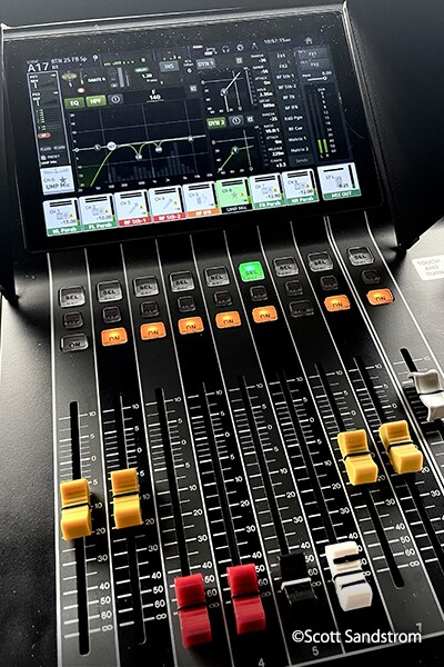 Écran de la console de mixage numérique Yamaha DM3 affichant la configuration de mixage avec les indicateurs de niveau de canal