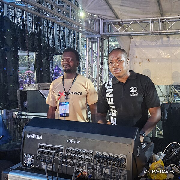 Les ingénieurs de House On The Rock, Ebenezer Odumlami et Gbogboade Pillar, utilisant une console de mixage numérique Yamaha DM7 à la régie retours pendant The Experience 2025.