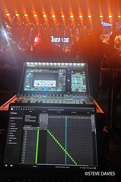 Console de mixage numérique Yamaha DM7 et ordinateur portable exécutant le logiciel Dante Controller à la régie façade pendant The Experience 2025 à Lagos, au Nigeria.