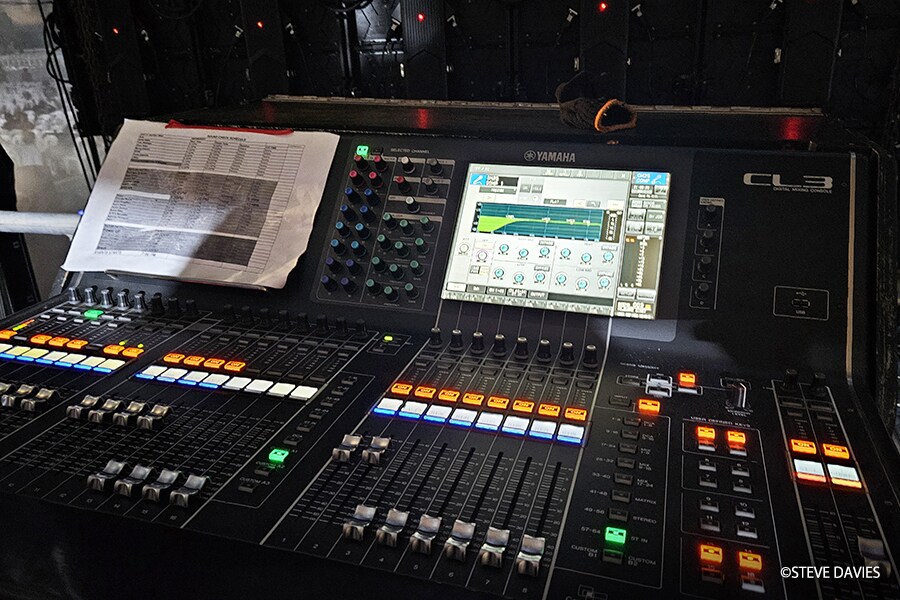 Console de mixage numérique Yamaha CL3 avec feuille d'assignation des canaux et écran d'affichage actif à The Experience 2025 à Lagos, au Nigeria.