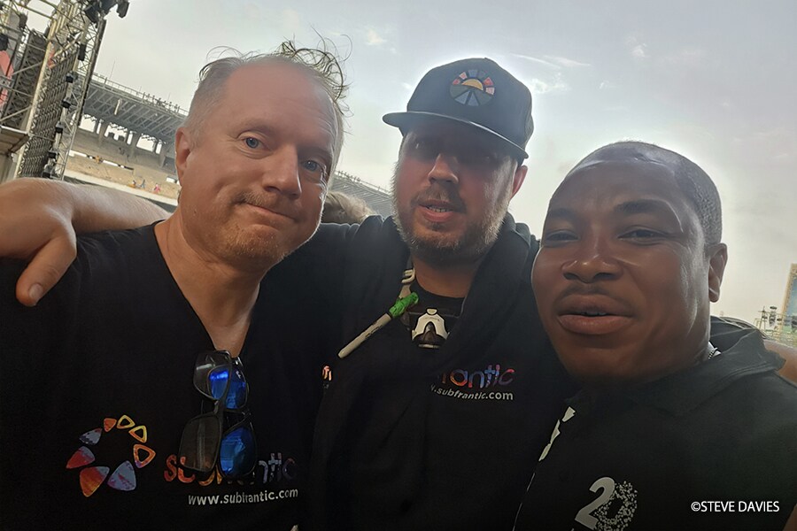 Steve Davies et Sam Wilkinson de Subfrantic avec l'ingénieur de House On The Rock Ebenezer OduSièges de tribune et zone des opérations de l'événement avec tentes et participants à The Experience 2025 à Lagos, au Nigeria.mlami à The Experience 2025 à Lagos, au Nigeria.